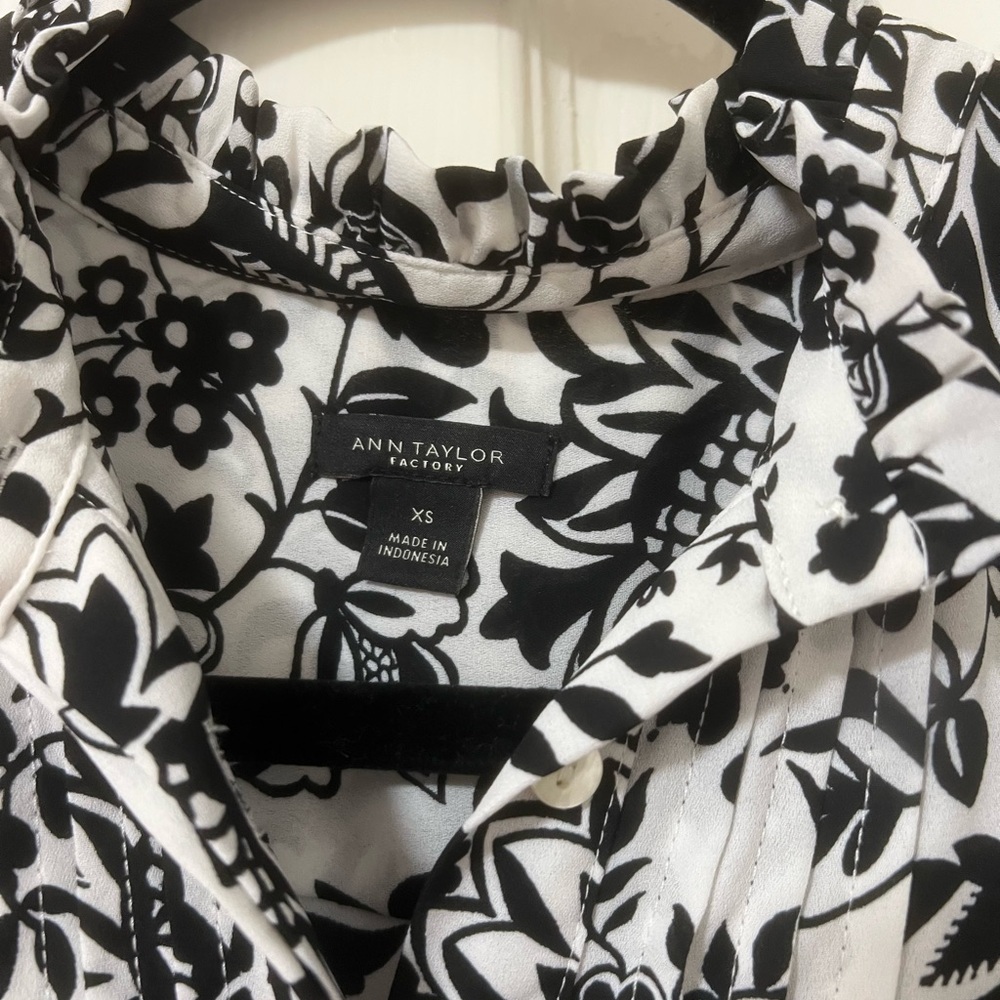 Ann Taylor Black and White Floral Blouse